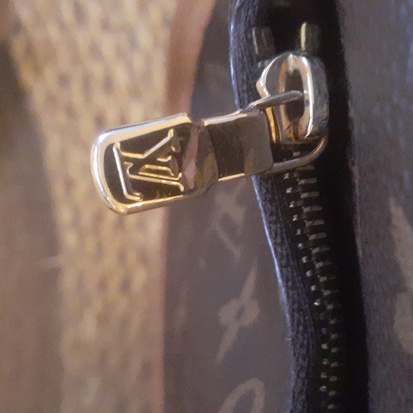 Louis Vuitton - Picture 12 of 16